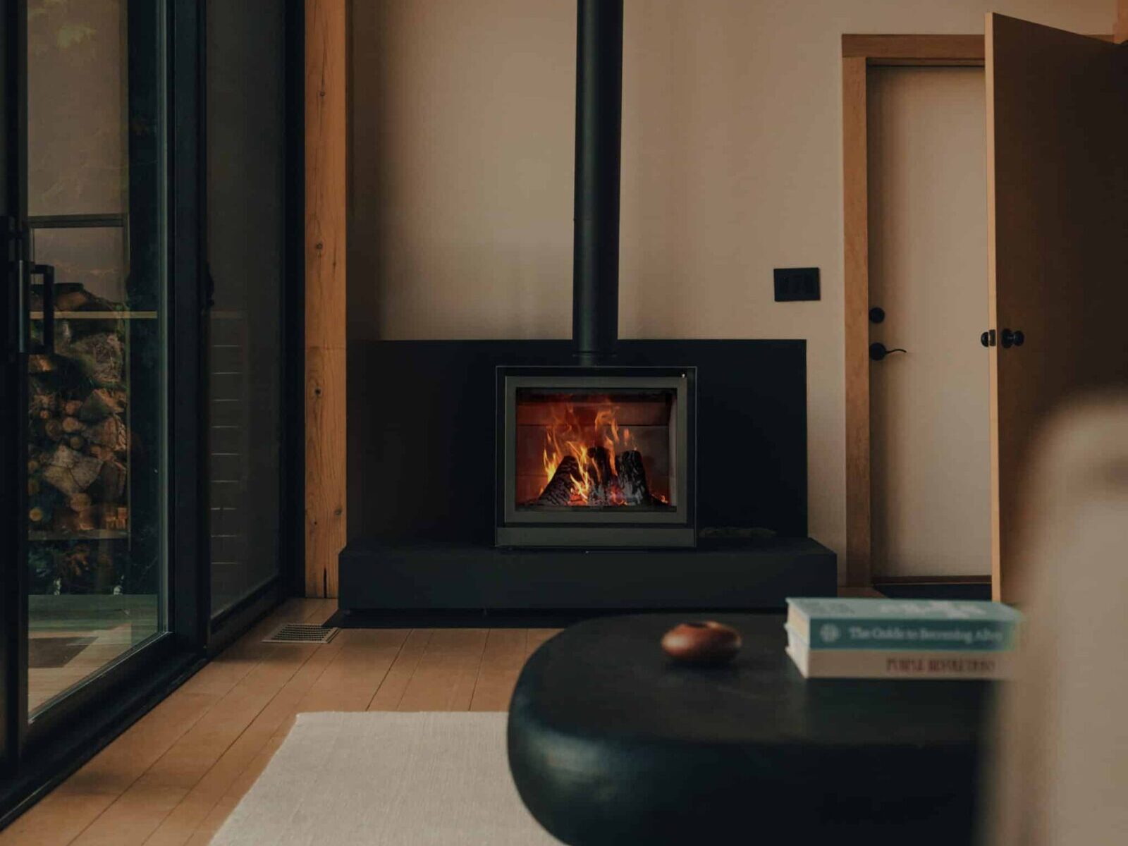 Shadow Lakehouse : un feu apaisant au bord de l’eau